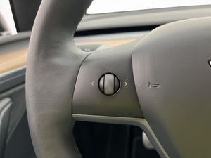 Tesla Model Y bild 15