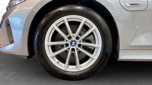 BMW 330 bild 9