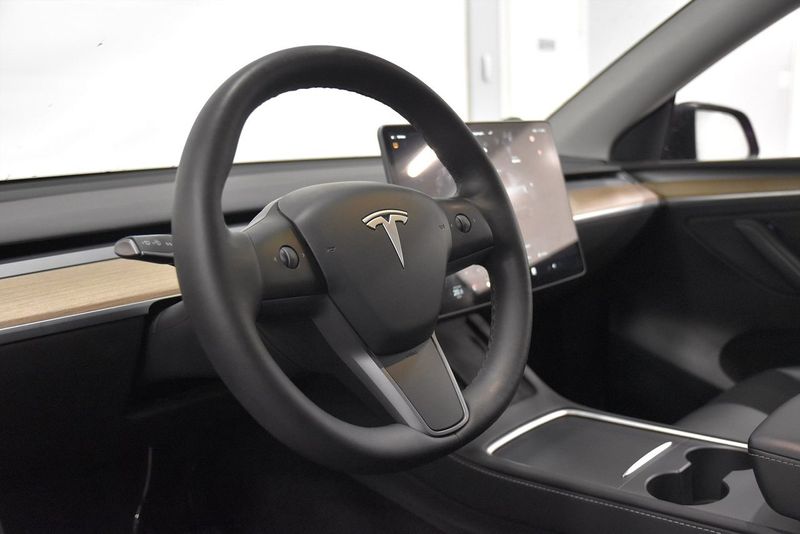 Tesla Model Y bild 8