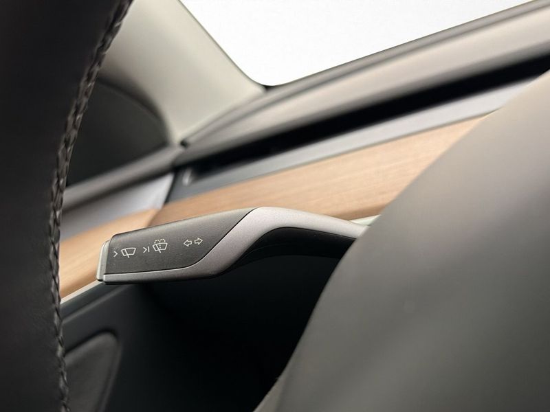Tesla Model Y bild 32