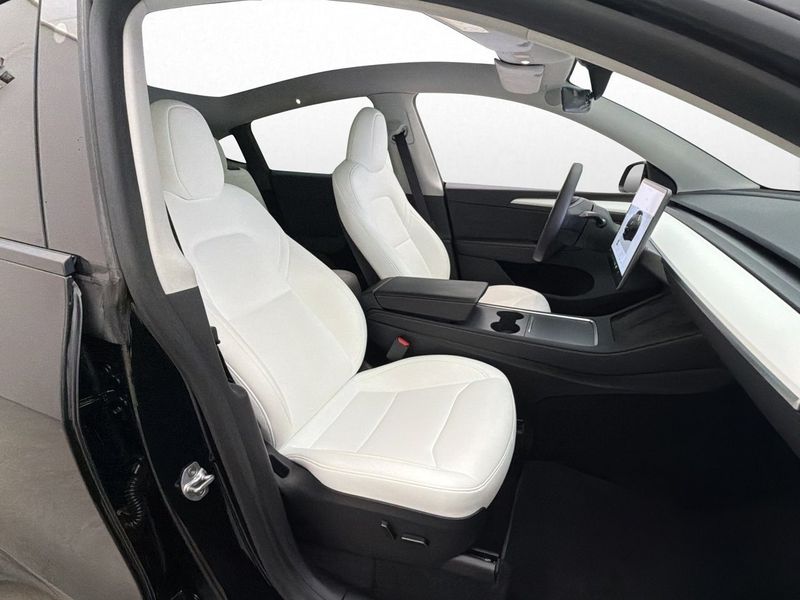 Tesla Model Y bild 15