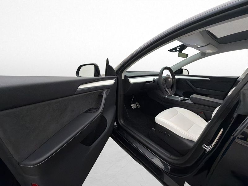 Tesla Model Y bild 35