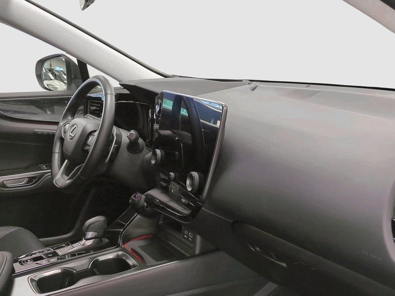 Lexus NX bild 6