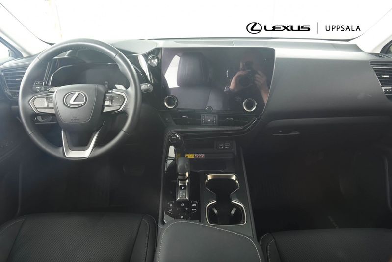 Lexus NX bild 8