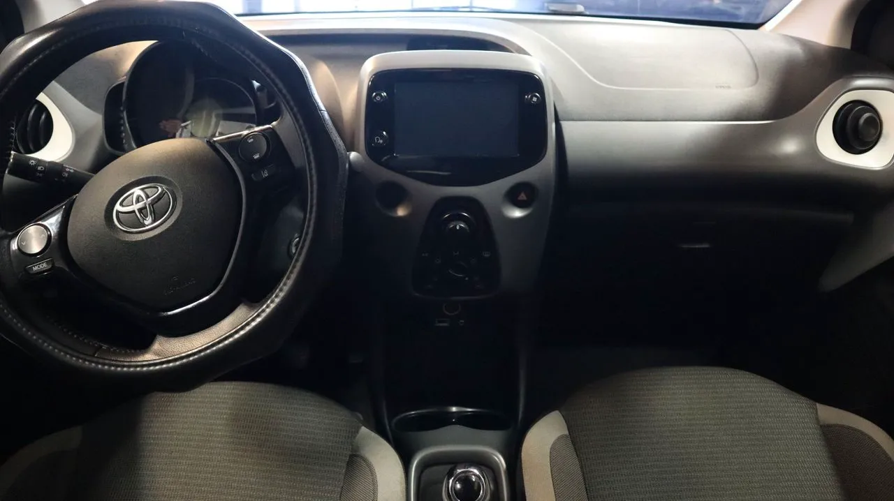 Vehicle image 6
