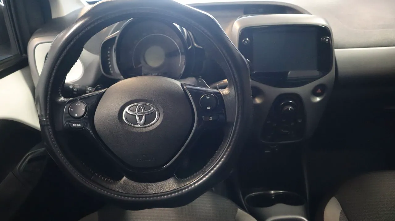 Vehicle image 9