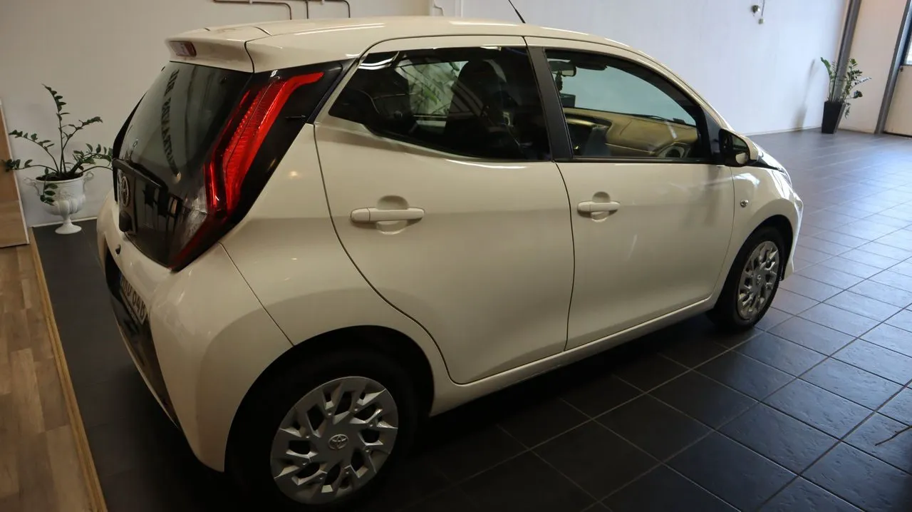 Vehicle image 4