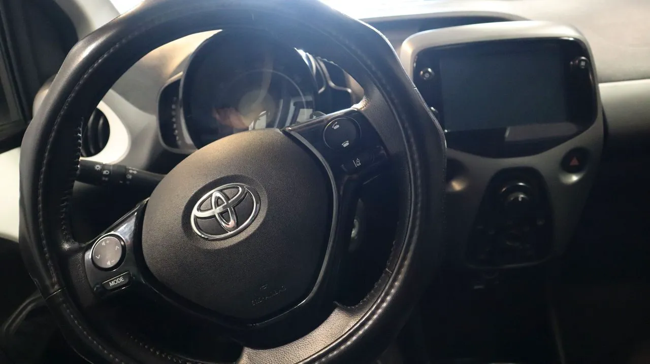 Vehicle image 8