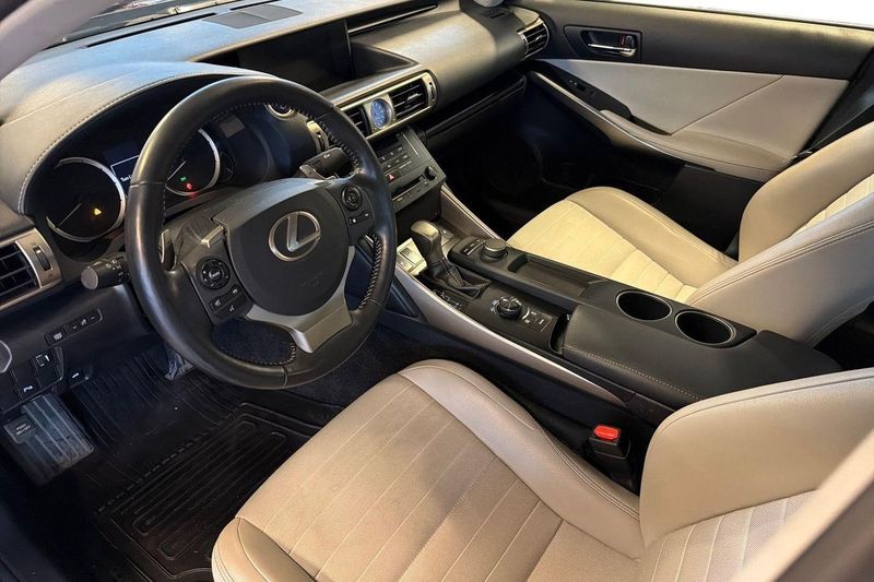 Lexus IS bild 9