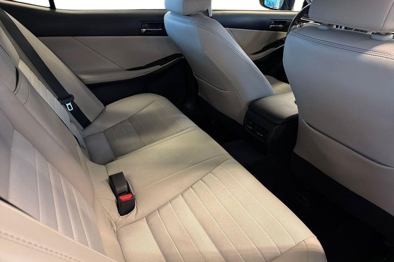 Lexus IS bild 19