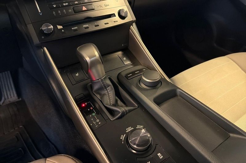 Lexus IS bild 17