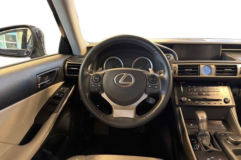 Lexus IS bild 12
