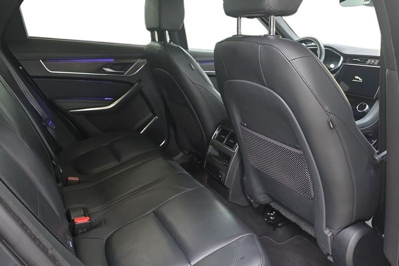 Jaguar F-Pace bild 16