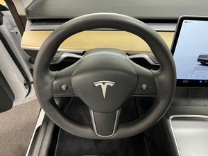 Tesla Model Y bild 12