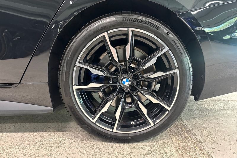 BMW i4 bild 17