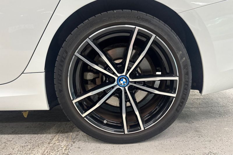 BMW 330 bild 15