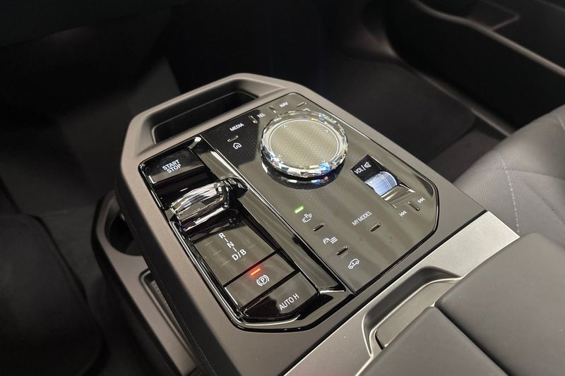 BMW iX bild 15