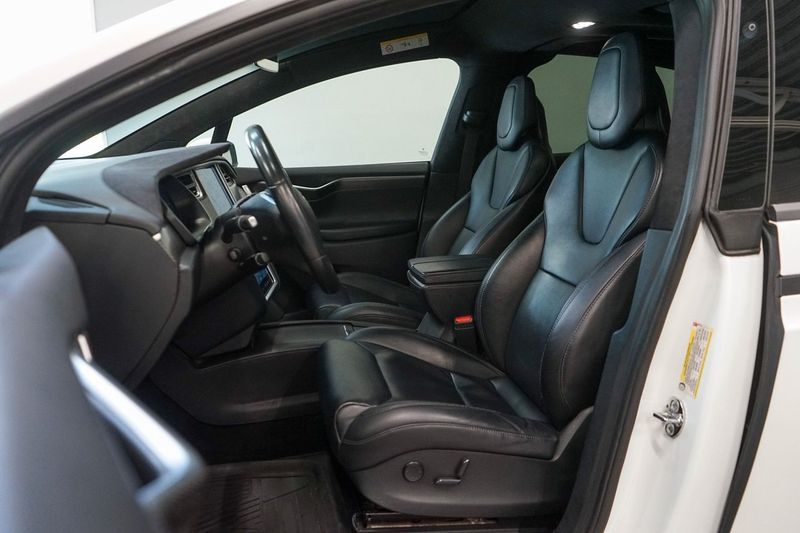 Tesla Model X bild 8