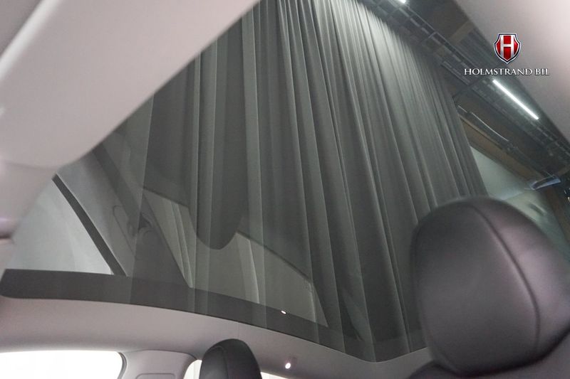 Tesla Model Y bild 8