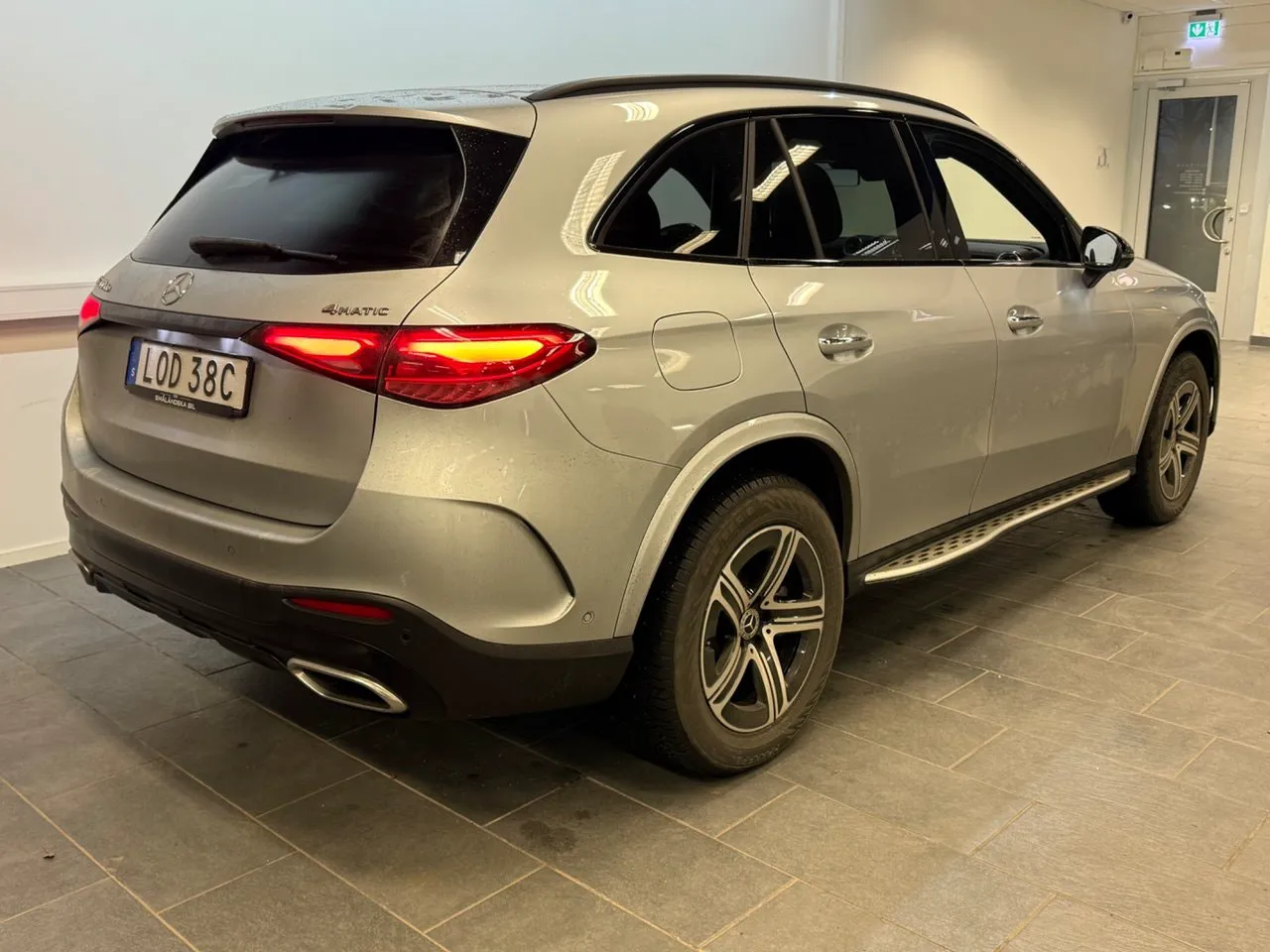 Vehicle image 16