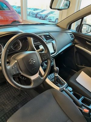 Suzuki S-CROSS bild 9