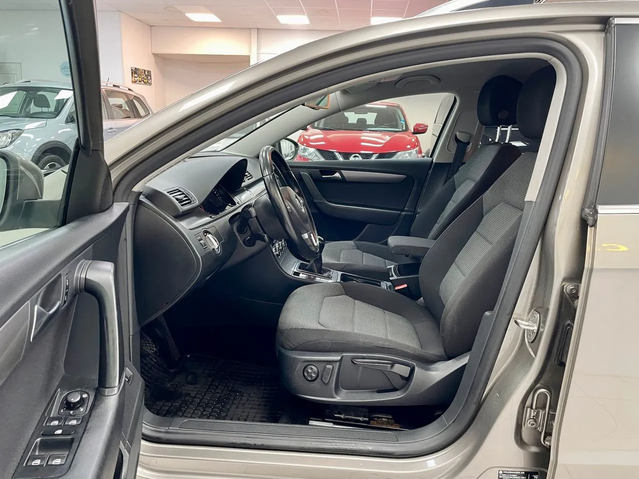 Vehicle image 16