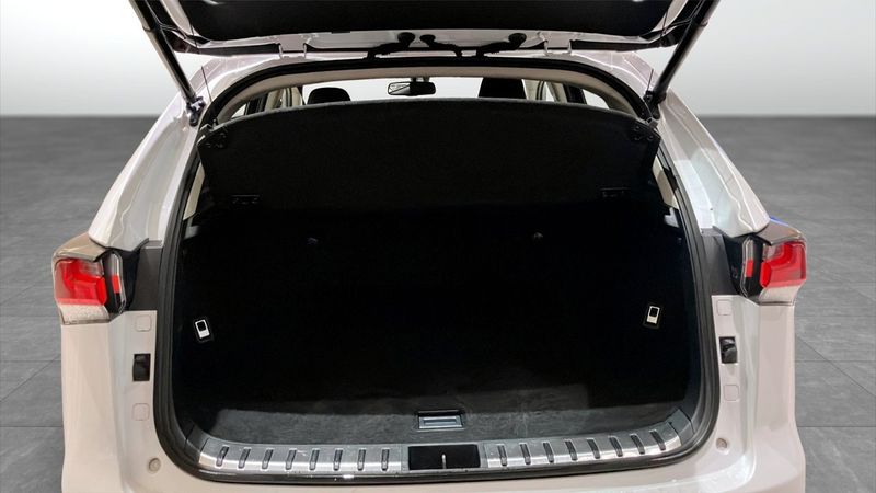 Lexus NX bild 12