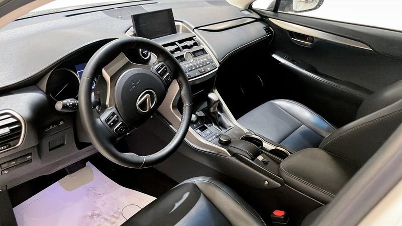 Lexus NX bild 7
