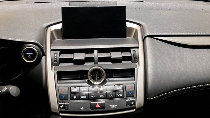 Lexus NX bild 9