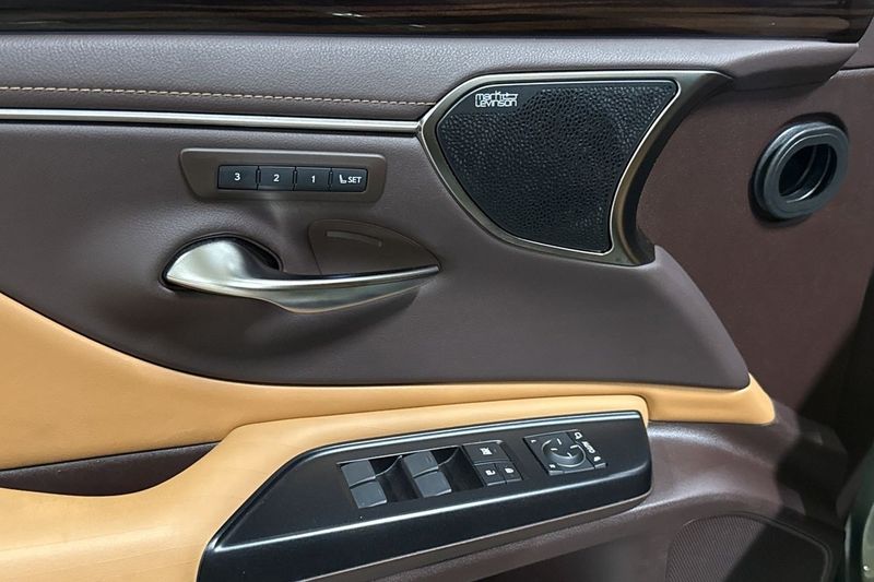Lexus ES bild 17