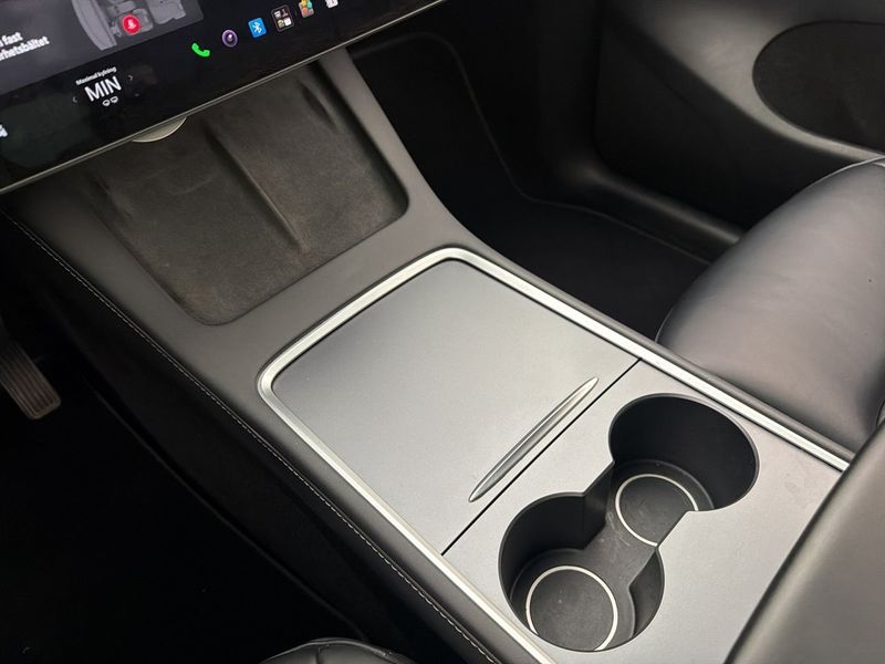 Tesla Model Y bild 24