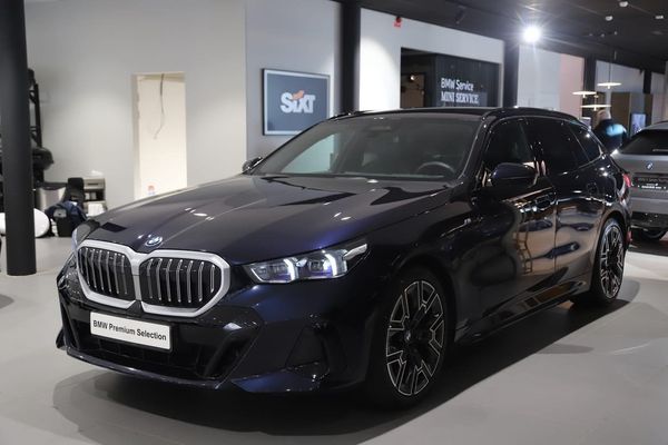 BMW 530 e xDrive Touring // M Sport // HUD / B&W / 20" - 2025