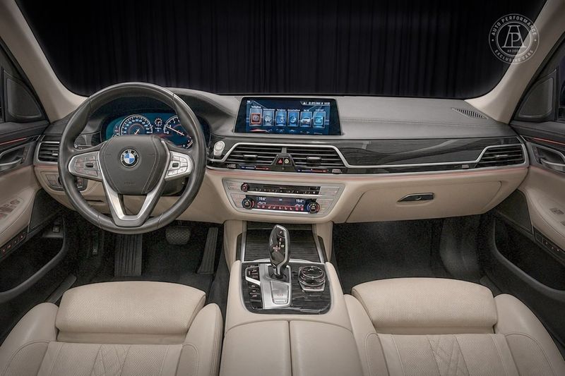 BMW 750 bild 8