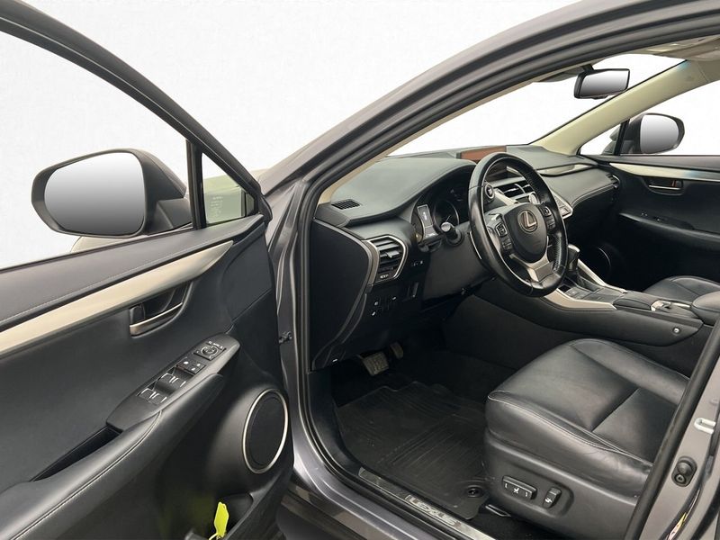 Lexus NX bild 12