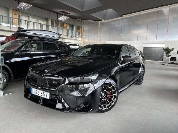 BMW M5 Touring M Driver's Package Panorama B&W Drag Rattvärme - 2026