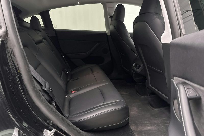 Tesla Model Y bild 8