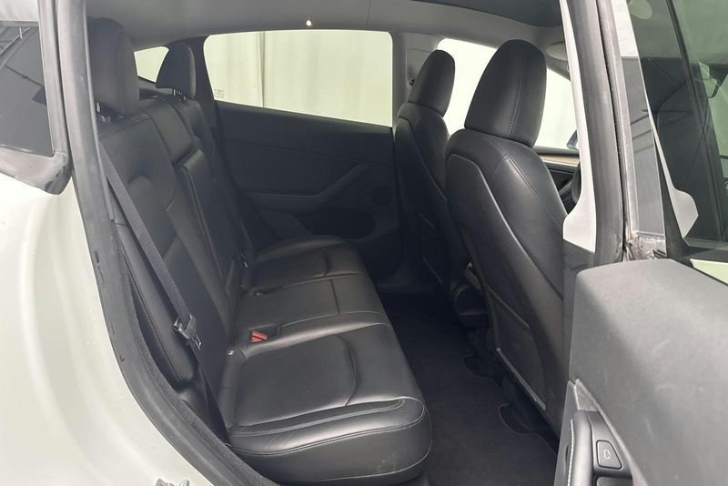 Tesla Model Y bild 8