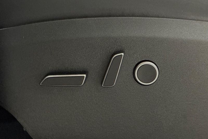Tesla Model Y bild 25
