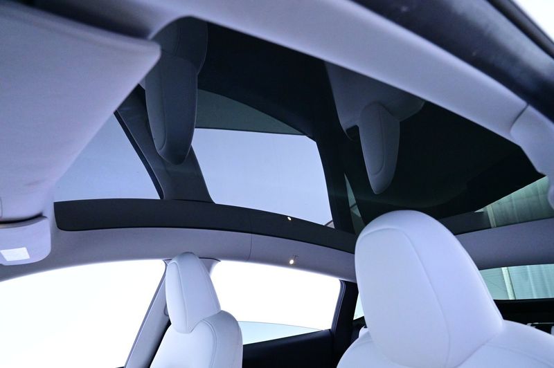Tesla Model Y bild 25