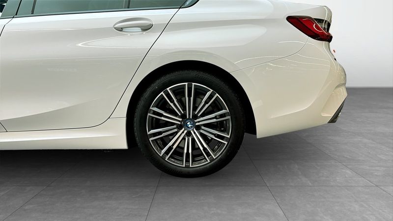 BMW 330 bild 6