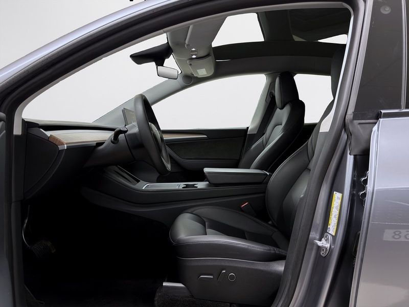 Tesla Model Y bild 8