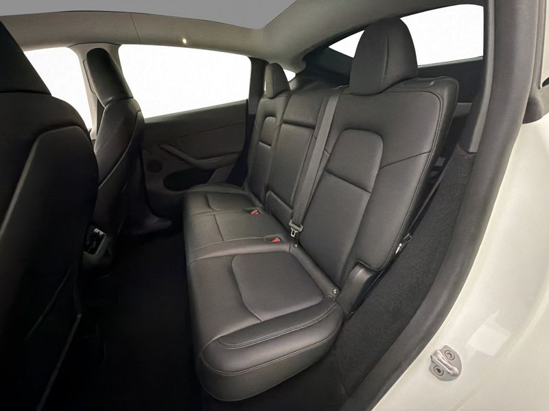 Tesla Model Y bild 25