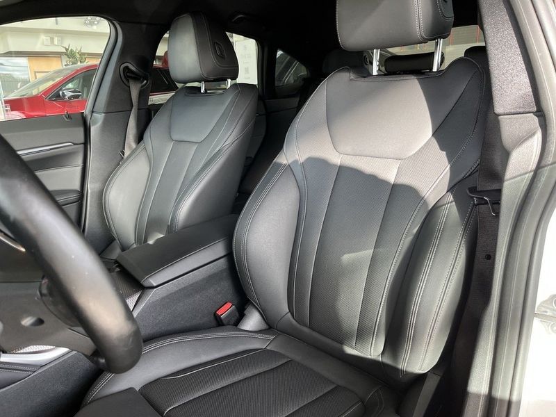 BMW i4 bild 7