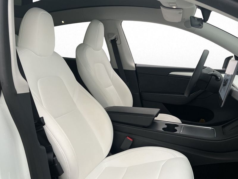 Tesla Model Y bild 16