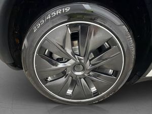 Tesla Model Y bild 32
