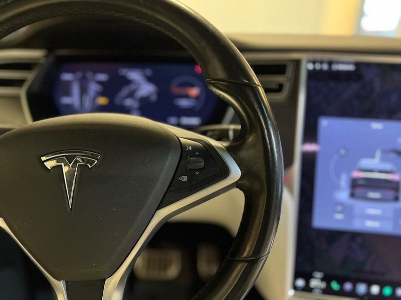 Tesla Model X bild 11