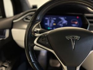 Tesla Model X bild 12