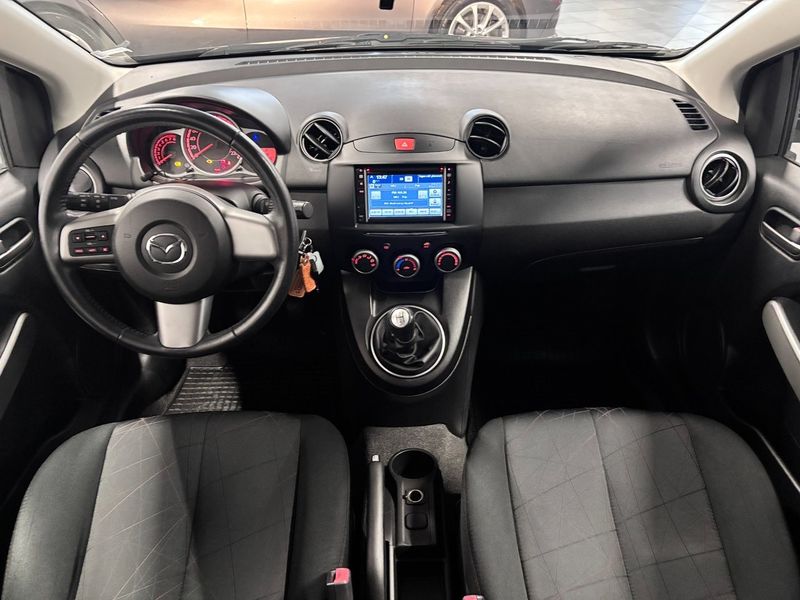 Mazda 2 bild 8