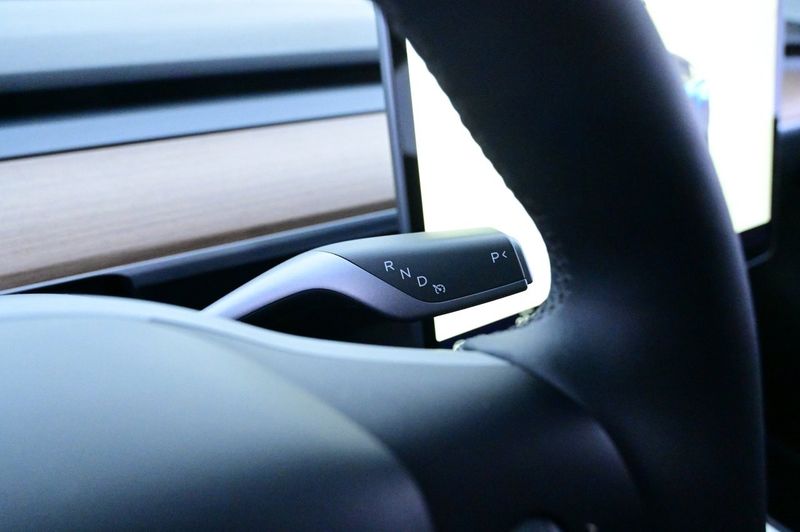 Tesla Model Y bild 8