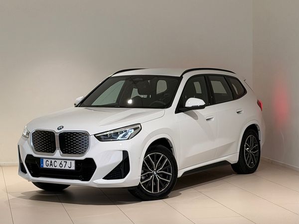 BMW iX1 xDrive 30, M-Sport, Drag, Elstolar med minne, Rattvärme - 2026